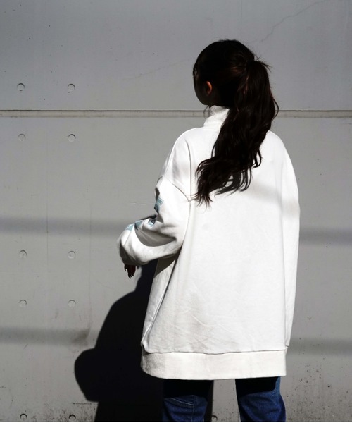 AVIREX（アヴィレックス）の「≪WEB&DEPOT限定≫SWEAT SLEEVE PRINT PULLOVER/ スウェットスリーブプリントプルオーバー（スウェット・レディース・ホワイト/チャコールグレー・FREE）」の11枚目の写真