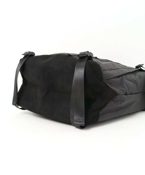 INDISPENSABLE （インディスペンサブル）の「INDISPENSABLE　3WAY TOTEBAG HANGGER ECONYL（トートバッグ・メンズ・ブラック・FREE）」の3枚目の写真