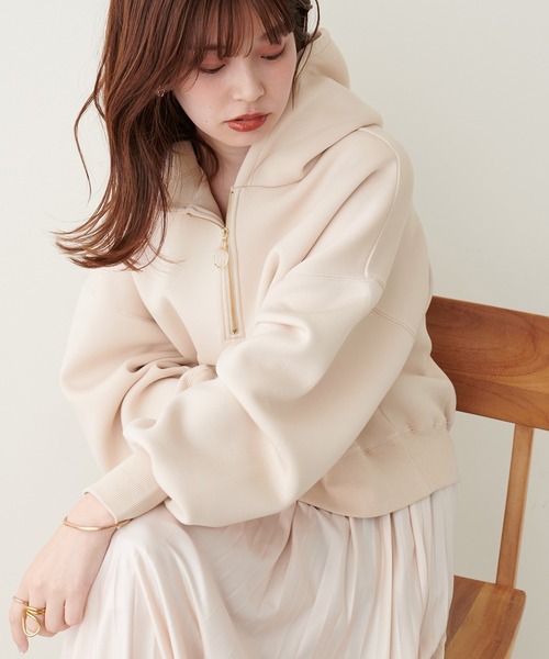 natural couture（ナチュラルクチュール）の「リバイバル/ハーフZIPダンボールショート丈プルパーカー（パーカー・レディース・オフホワイト/ブラック/ベージュ/グレー・FREE）」の4枚目の写真