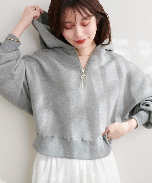 natural couture（ナチュラルクチュール）の「リバイバル/ハーフZIPダンボールショート丈プルパーカー（パーカー・レディース・オフホワイト/ブラック/ベージュ/グレー・FREE）」の3枚目の写真