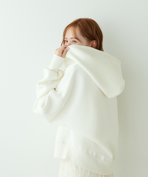 natural couture（ナチュラルクチュール）の「リバイバル/ハーフZIPダンボールショート丈プルパーカー（パーカー・レディース・オフホワイト/ブラック/ベージュ/グレー・FREE）」の9枚目の写真