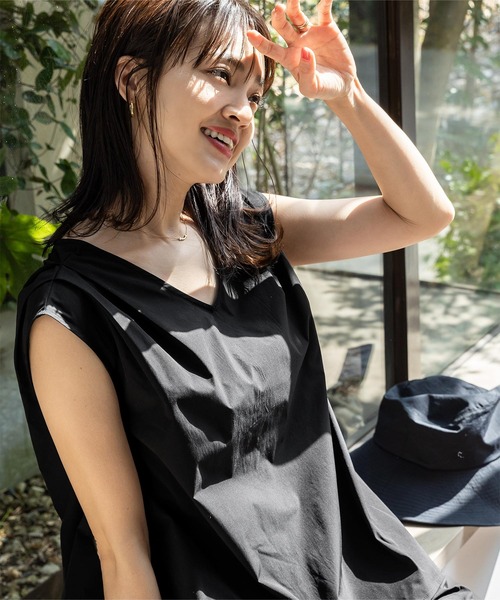 Ｖネックトップス＆ショートパンツラッシュガード