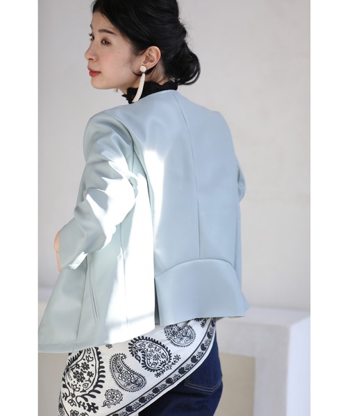 上品に着れる春レザージャケット