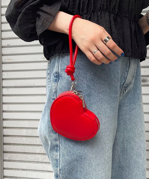 fredy emue（フレディエミュ）の「ハートポーチストラップ（ポーチ・レディース・ピンク/ブラック/グリーン/ブラック系その他3・FREE）」の7枚目の写真