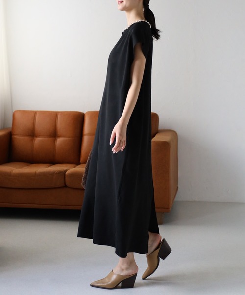 sakishimatokyo(サキシマトーキョー)の「パールボタンキーネックワンピース(ワンピース・レディース・ベージュ/ブラック/グレー/アイボリー・FREE)」の7枚目の写真