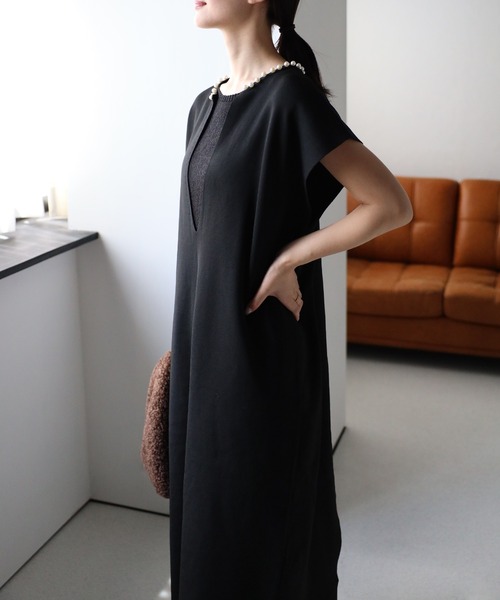 sakishimatokyo(サキシマトーキョー)の「パールボタンキーネックワンピース(ワンピース・レディース・ベージュ/ブラック/グレー/アイボリー・FREE)」の9枚目の写真