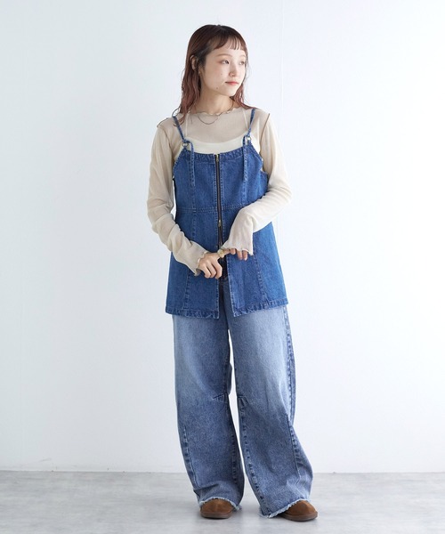 w closet(ダブルクローゼット)の「デニムキャミワンピース(チュニック・レディース・ブルー/ブラック・FREE)」の3枚目の写真