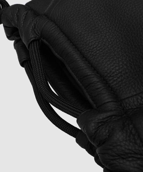 Maison Margiela(メゾンマルジェラ)の「SOFT 5AC DRAWSTRING BAG SMALL(ショルダーバッグ・メンズ・ブラック/ベージュ系その他/レッド系その他・FREE)」の9枚目の写真
