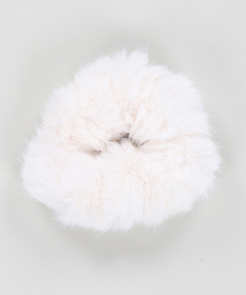 SPINNS（スピンズ）の「ふわふわファーシュシュ（シュシュ・レディース・ホワイト/ブラック・ONESIZE）」の2枚目の写真