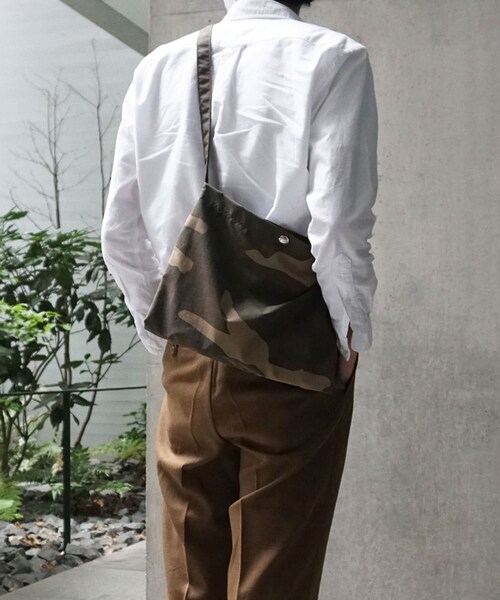 TOFF&LOADSTONE（トフアンドロードストーン）の「サコッシュ カモフラージュ（ショルダーバッグ・メンズ・カーキ・00）」の11枚目の写真