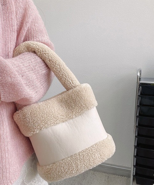 Miniministore(ミニミニストア)の「ファーバケツバッグ エコファーバッグ秋冬(ハンドバッグ・レディース・サーモンピンク/ベージュ/ブラウン/イエロー/グリーン/ラベンダー/アイボリー・フリー)」の3枚目の写真