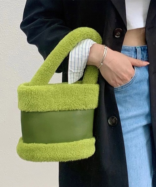 Miniministore(ミニミニストア)の「ファーバケツバッグ エコファーバッグ秋冬(ハンドバッグ・レディース・サーモンピンク/ベージュ/ブラウン/イエロー/グリーン/ラベンダー/アイボリー・フリー)」の4枚目の写真