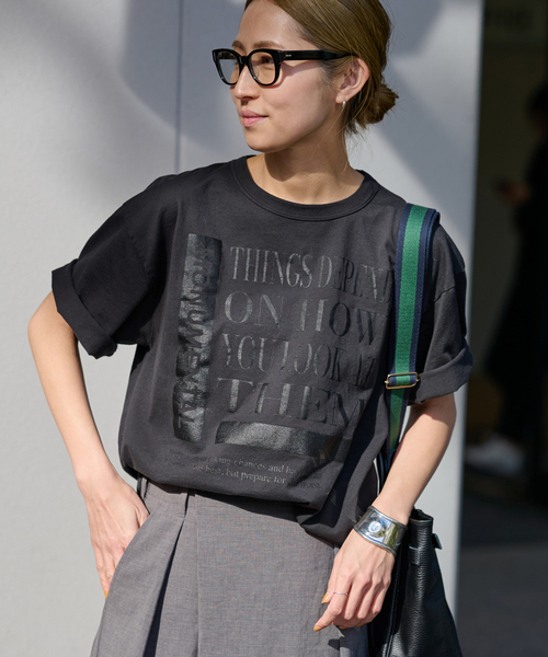 FRAMeWORK(フレームワーク)の「PRINT TEE(Tシャツ/カットソー・レディース・チャコールグレー/ベージュ/ホワイト・FREE)」の2枚目の写真
