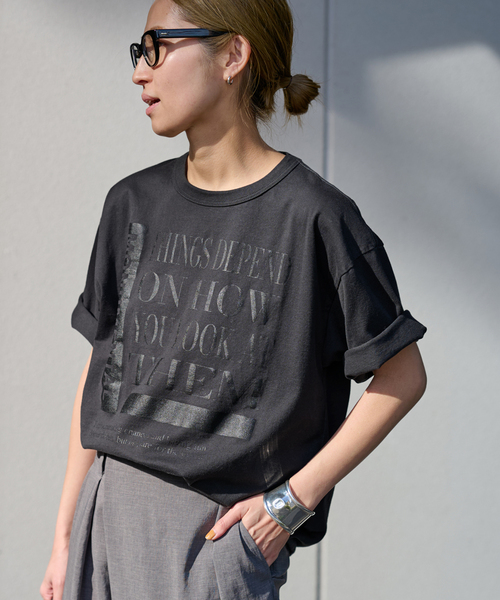 FRAMeWORK(フレームワーク)の「PRINT TEE(Tシャツ/カットソー・レディース・チャコールグレー/ベージュ/ホワイト・FREE)」の5枚目の写真