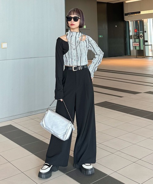 PAGEBOY(ページボーイ)の「ピッタミニドッキングカットアウトTOPS(Tシャツ/カットソー・レディース・ブラック/オフホワイト・FREE)」の5枚目の写真