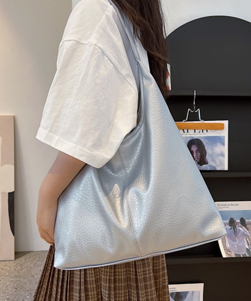 TONE SELECT GOODS（トーンセレクトグッズ）の「urbanfemine./ポーチ付きPUトートバッグ U7213（トートバッグ・レディース・ブラウン/ダークブラウン/ブラック/ブラウン系その他/シルバー・FREE）」の2枚目の写真