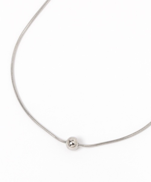 LOWRYS FARM（ローリーズファーム）の「ステンレススネークスライドネックレス  111651（ネックレス・レディース・ベージュ/グレー・FREE）」の2枚目の写真