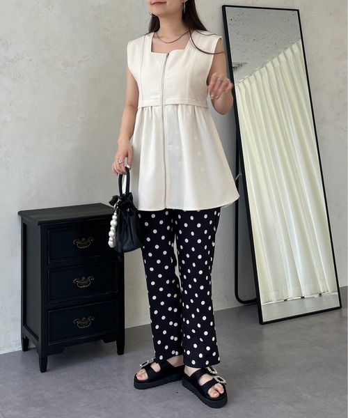 prose verse（プロズヴェール）の「フロントジップスクエアネックペプラムジレ（ベスト・レディース・アイボリー/ブラック・ﾌﾘ-）」の18枚目の写真