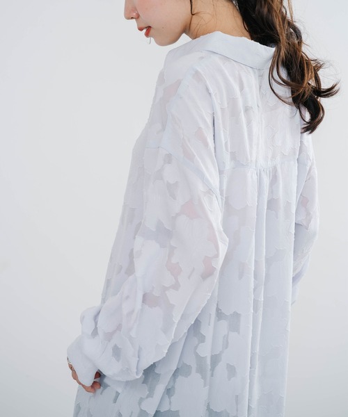ANNA LUNA（アンナルナ）の「【ANNA LUNA】1枚でトレンド感満載の上品見え花柄ジャガードシャツブラウス（シャツ/ブラウス・レディース・パープル/ブラック/オフホワイト・LARGE/MEDIUM/X-LARGE）」の4枚目の写真