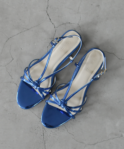 LAROUTE（ラルート）の「【LAROUTE】メタリック 華奢ストラップ フラットサンダル（サンダル・レディース・ゴールド/シルバー/ブルー・S/M/L）」の2枚目の写真