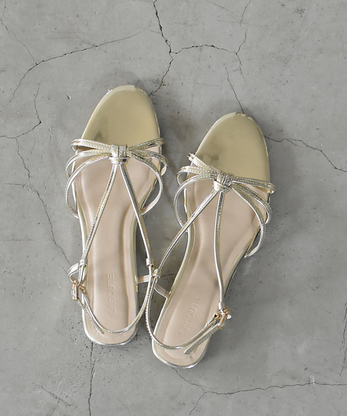 LAROUTE（ラルート）の「【LAROUTE】メタリック 華奢ストラップ フラットサンダル（サンダル・レディース・ゴールド/シルバー/ブルー・S/M/L）」の3枚目の写真