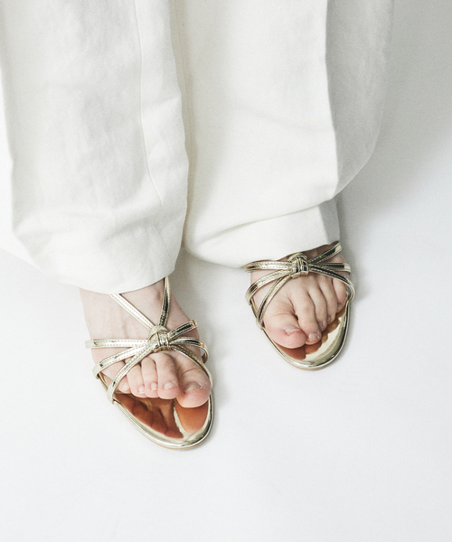 LAROUTE（ラルート）の「【LAROUTE】メタリック 華奢ストラップ フラットサンダル（サンダル・レディース・ゴールド/シルバー/ブルー・S/M/L）」の5枚目の写真