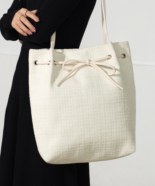 ALTROSE(アルトローズ)の「【A4・500ペットボトル可】リボン トートバッグ マリル(トートバッグ・レディース・ブラック/アイボリー/シルバー/レッド/グレー系その他/ホワイト系その他/ブルー系その他/チェック/ブラック系その他5/ホワイト系その他3・FREE)」の4枚目の写真