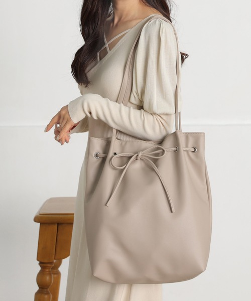 ALTROSE(アルトローズ)の「【A4・500ペットボトル可】リボン トートバッグ マリル(トートバッグ・レディース・ブラック/アイボリー/シルバー/レッド/グレー系その他/ホワイト系その他/ブルー系その他/チェック/ブラック系その他5/ホワイト系その他3・FREE)」の11枚目の写真