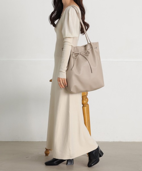 ALTROSE(アルトローズ)の「【A4・500ペットボトル可】リボン トートバッグ マリル(トートバッグ・レディース・ブラック/アイボリー/シルバー/レッド/グレー系その他/ホワイト系その他/ブルー系その他/チェック/ブラック系その他5/ホワイト系その他3・FREE)」の12枚目の写真