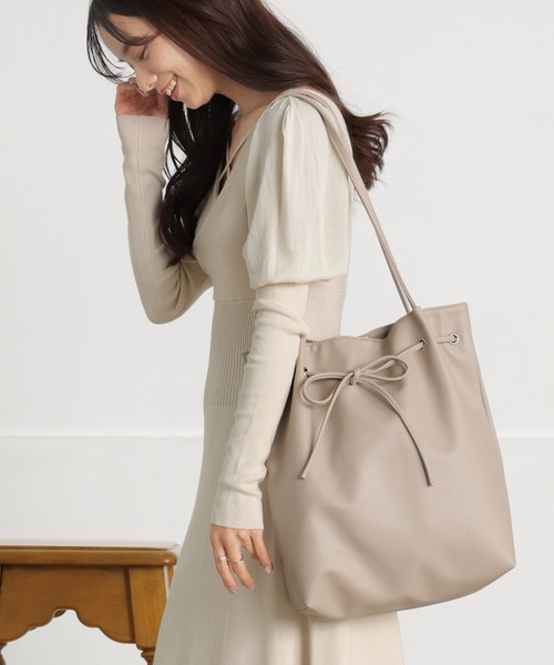 ALTROSE(アルトローズ)の「【A4・500ペットボトル可】リボン トートバッグ マリル(トートバッグ・レディース・ブラック/アイボリー/シルバー/レッド/グレー系その他/ホワイト系その他/ブルー系その他/チェック/ブラック系その他5/ホワイト系その他3・FREE)」の13枚目の写真