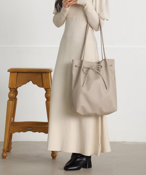 ALTROSE(アルトローズ)の「【A4・500ペットボトル可】リボン トートバッグ マリル(トートバッグ・レディース・ブラック/アイボリー/シルバー/レッド/グレー系その他/ホワイト系その他/ブルー系その他/チェック/ブラック系その他5/ホワイト系その他3・FREE)」の15枚目の写真