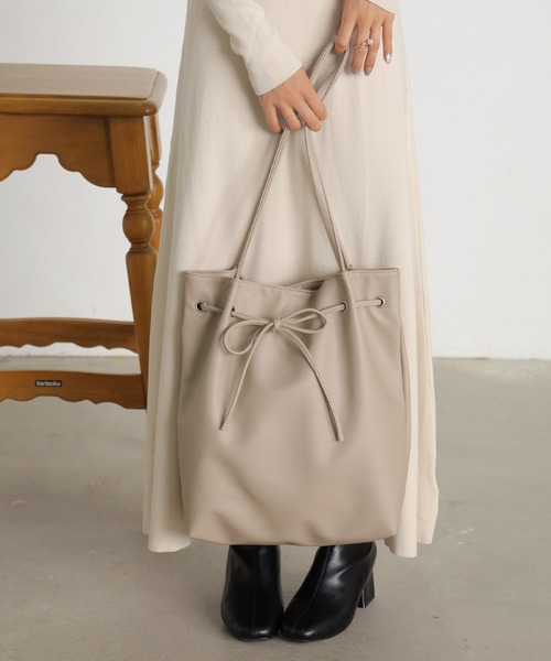 ALTROSE(アルトローズ)の「【A4・500ペットボトル可】リボン トートバッグ マリル(トートバッグ・レディース・ブラック/アイボリー/シルバー/レッド/グレー系その他/ホワイト系その他/ブルー系その他/チェック/ブラック系その他5/ホワイト系その他3・FREE)」の16枚目の写真