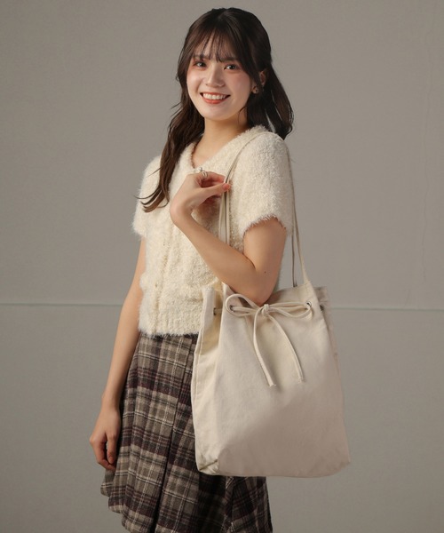 ALTROSE(アルトローズ)の「【A4・500ペットボトル可】リボン トートバッグ マリル(トートバッグ・レディース・ブラック/アイボリー/シルバー/レッド/グレー系その他/ホワイト系その他/ブルー系その他/チェック/ブラック系その他5/ホワイト系その他3・FREE)」の18枚目の写真