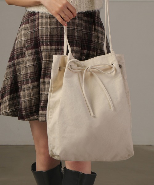 ALTROSE(アルトローズ)の「【A4・500ペットボトル可】リボン トートバッグ マリル(トートバッグ・レディース・ブラック/アイボリー/シルバー/レッド/グレー系その他/ホワイト系その他/ブルー系その他/チェック/ブラック系その他5/ホワイト系その他3・FREE)」の19枚目の写真