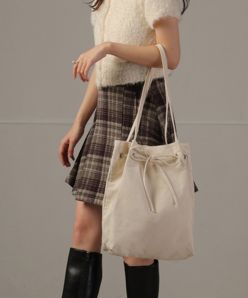 ALTROSE(アルトローズ)の「【A4・500ペットボトル可】リボン トートバッグ マリル(トートバッグ・レディース・ブラック/アイボリー/シルバー/レッド/グレー系その他/ホワイト系その他/ブルー系その他/チェック/ブラック系その他5/ホワイト系その他3・FREE)」の21枚目の写真