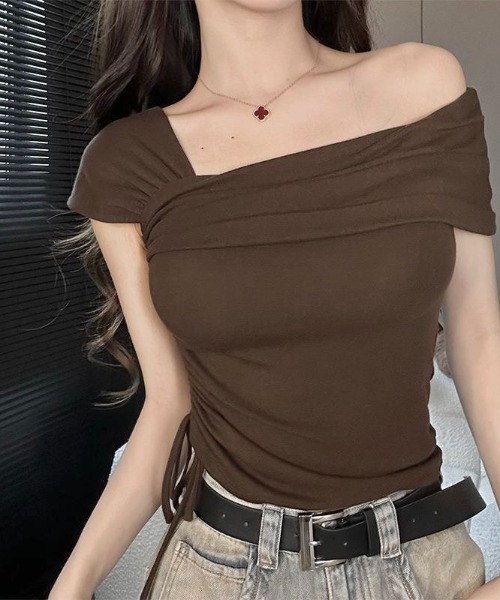 LADY LIKE（レディライク）の「サイドギャザーオフショルトップス（Tシャツ/カットソー・レディース・ホワイト/ブラウン/ブラック・M）」の3枚目の写真