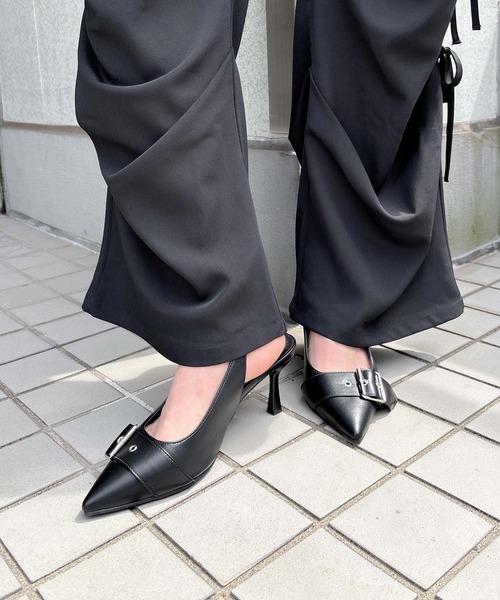 ENVYM（アンビー）の「ベルトポイントミュール（パンプス・レディース・ブラック/ホワイト・22.5cm/23.5cm/24.5cm）」の2枚目の写真