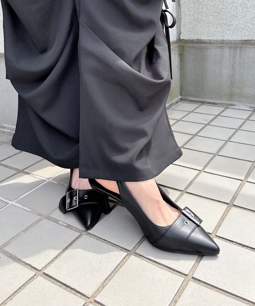 ENVYM（アンビー）の「ベルトポイントミュール（パンプス・レディース・ブラック/ホワイト・22.5cm/23.5cm/24.5cm）」の18枚目の写真