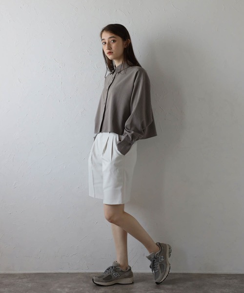 MINERTE(ミネルテ)の「【MINERTE】cropped stripe shirt / クロップドストライプシャツ(シャツ/ブラウス・レディース・ライトブラック/グレイッシュベージュ・FREE)」の13枚目の写真