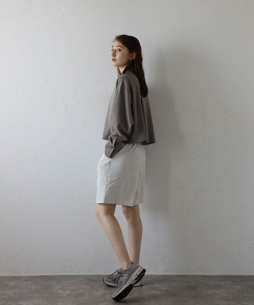 MINERTE(ミネルテ)の「【MINERTE】cropped stripe shirt / クロップドストライプシャツ(シャツ/ブラウス・レディース・ライトブラック/グレイッシュベージュ・FREE)」の14枚目の写真