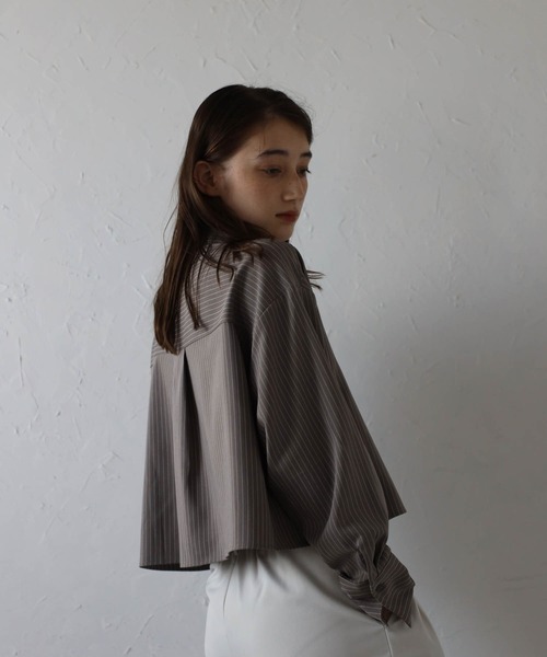 MINERTE(ミネルテ)の「【MINERTE】cropped stripe shirt / クロップドストライプシャツ(シャツ/ブラウス・レディース・ライトブラック/グレイッシュベージュ・FREE)」の20枚目の写真