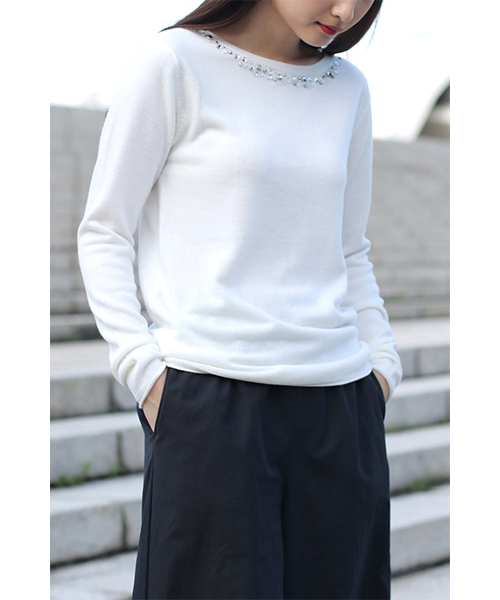 AZUL by moussy(アズールバイマウジー)の「FCTボートネックビジュー長袖PO(ニット/セーター・レディース・トップグレー/ホワイト系その他/ブラック/オフホワイト・MEDIUM/SMALL/LARGE/X-LARGE)」の1枚目の写真