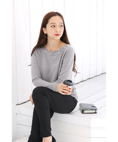 AZUL by moussy(アズールバイマウジー)の「FCTボートネックビジュー長袖PO(ニット/セーター・レディース・トップグレー/ホワイト系その他/ブラック/オフホワイト・MEDIUM/SMALL/LARGE/X-LARGE)」の4枚目の写真