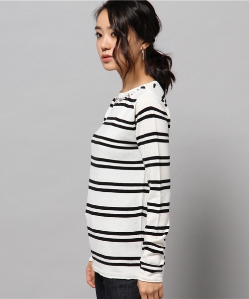 AZUL by moussy(アズールバイマウジー)の「FCTボートネックビジュー長袖PO(ニット/セーター・レディース・トップグレー/ホワイト系その他/ブラック/オフホワイト・MEDIUM/SMALL/LARGE/X-LARGE)」の6枚目の写真