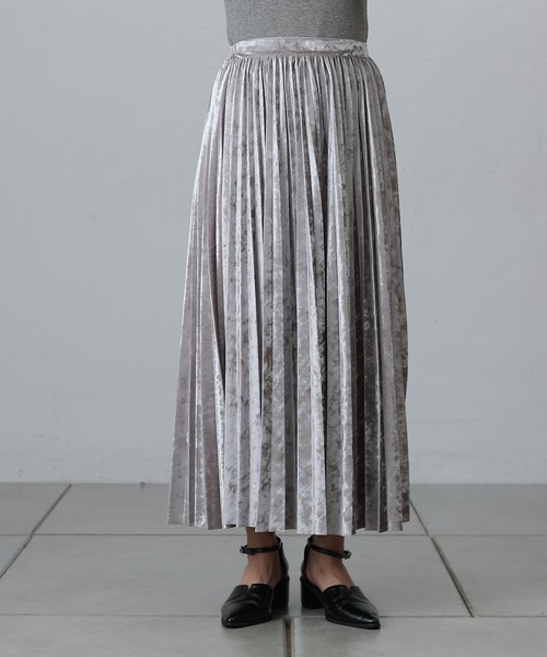 COLONY 2139(コロニートゥーワンスリーナイン)の「クラッシュベロアプリーツスカート(スカート・レディース・チャコールグレー/シルバー/ブラック・FREE)」の4枚目の写真
