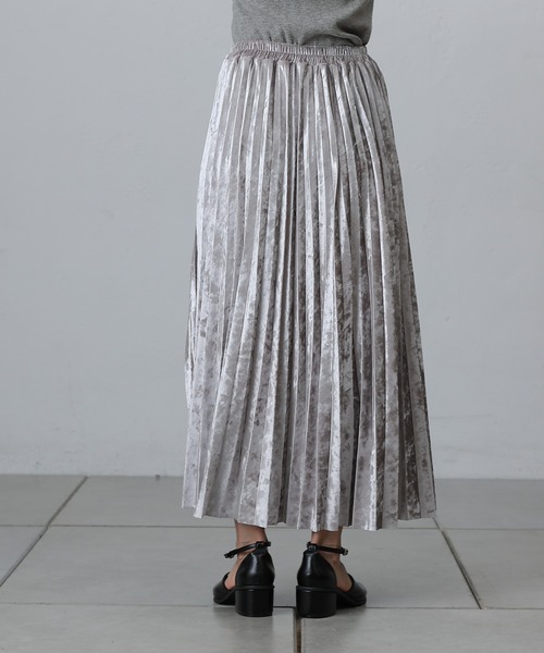COLONY 2139(コロニートゥーワンスリーナイン)の「クラッシュベロアプリーツスカート(スカート・レディース・チャコールグレー/シルバー/ブラック・FREE)」の6枚目の写真