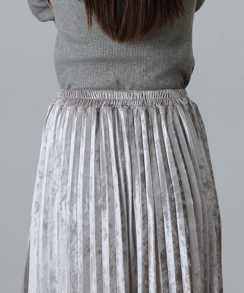 COLONY 2139(コロニートゥーワンスリーナイン)の「クラッシュベロアプリーツスカート(スカート・レディース・チャコールグレー/シルバー/ブラック・FREE)」の8枚目の写真