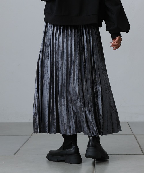 COLONY 2139(コロニートゥーワンスリーナイン)の「クラッシュベロアプリーツスカート(スカート・レディース・チャコールグレー/シルバー/ブラック・FREE)」の12枚目の写真