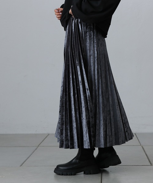 COLONY 2139(コロニートゥーワンスリーナイン)の「クラッシュベロアプリーツスカート(スカート・レディース・チャコールグレー/シルバー/ブラック・FREE)」の13枚目の写真