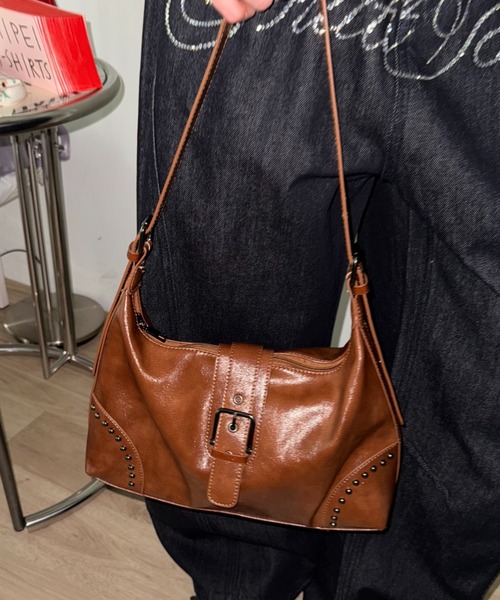 SHAGGIE（シャギー）の「【レビュー評価★5】スタッズ付き2WAYバッグ（ショルダーバッグ・レディース・ホワイト/ブラック/レッド/ブラウン・FREE）」の3枚目の写真